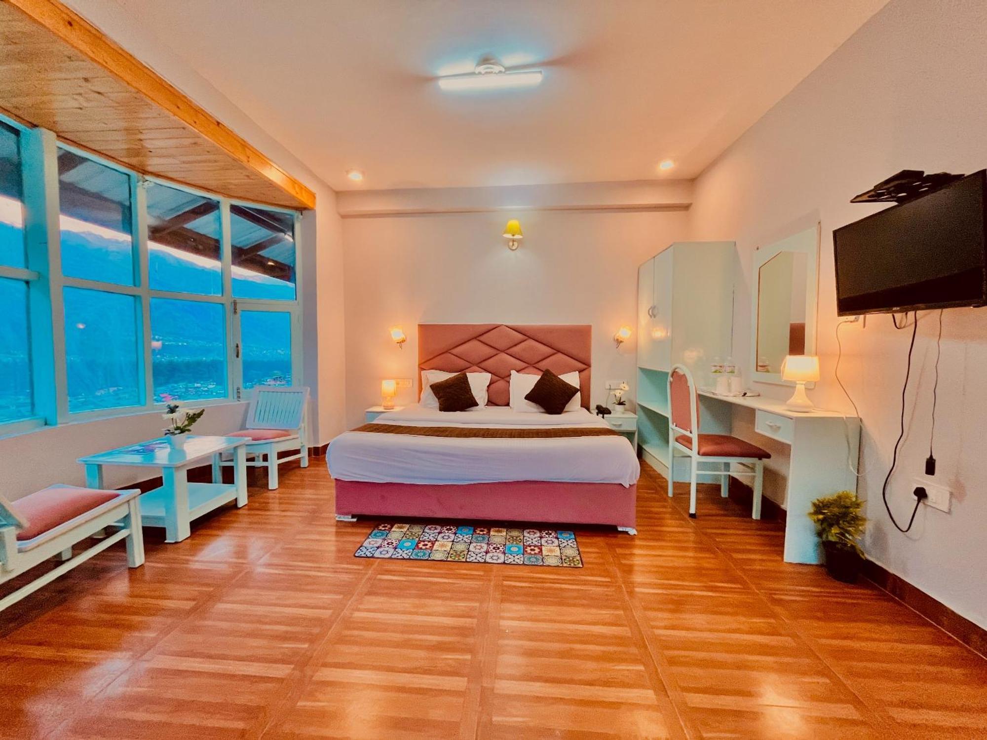 Hadimba Hill View By Hadimba Palace, Manali - Premium Room ! Family Hotel ! Parking ! Near Hadimba Temple Bagian luar foto