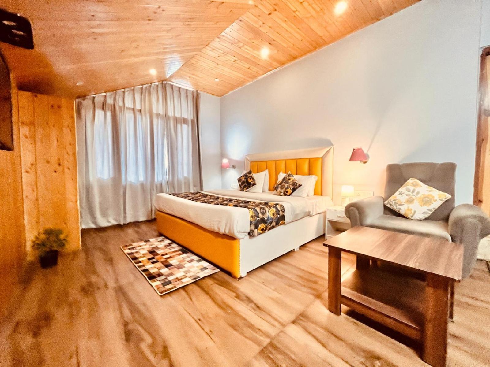 Hadimba Hill View By Hadimba Palace, Manali - Premium Room ! Family Hotel ! Parking ! Near Hadimba Temple Bagian luar foto