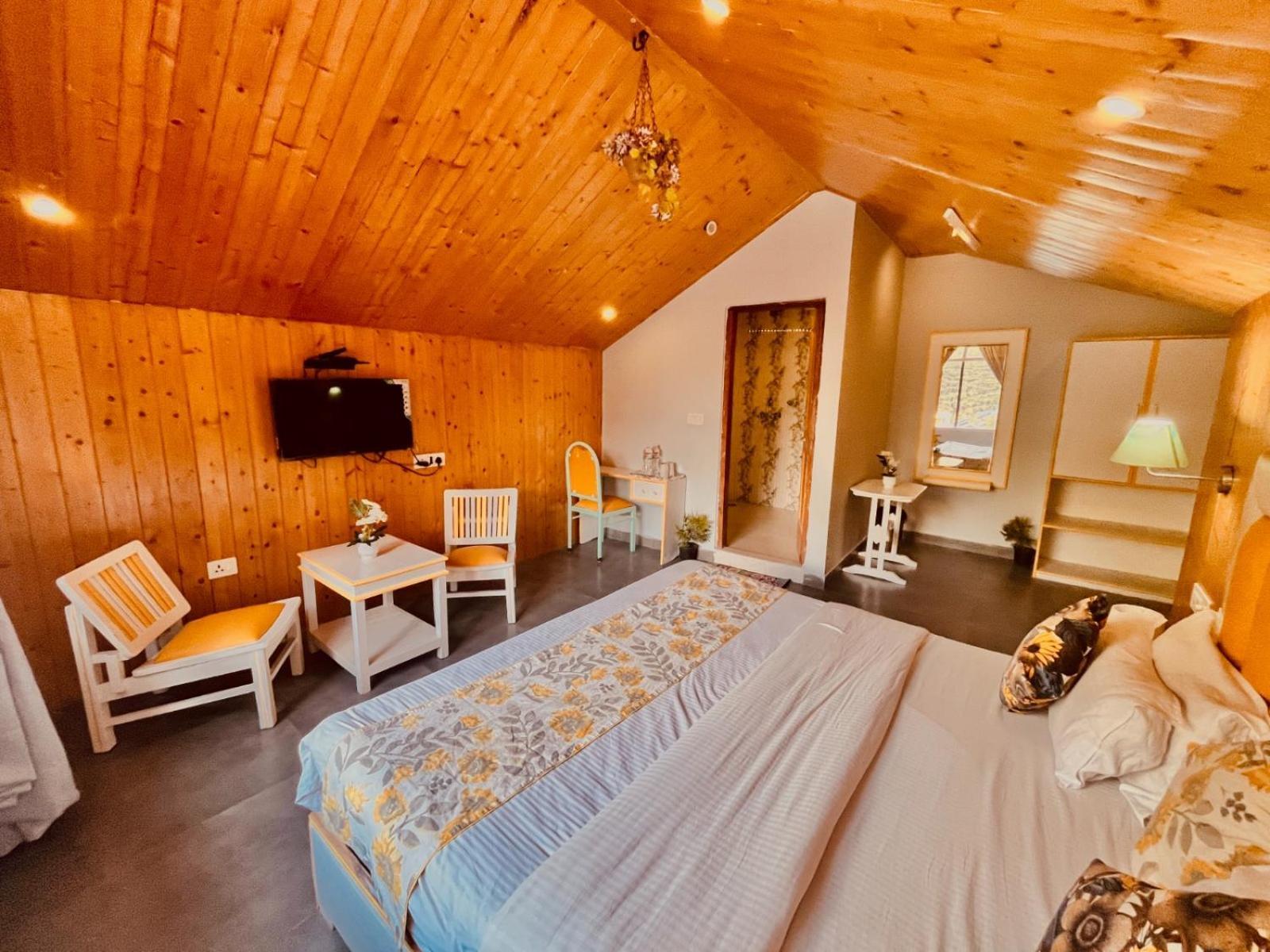 Hadimba Hill View By Hadimba Palace, Manali - Premium Room ! Family Hotel ! Parking ! Near Hadimba Temple Bagian luar foto