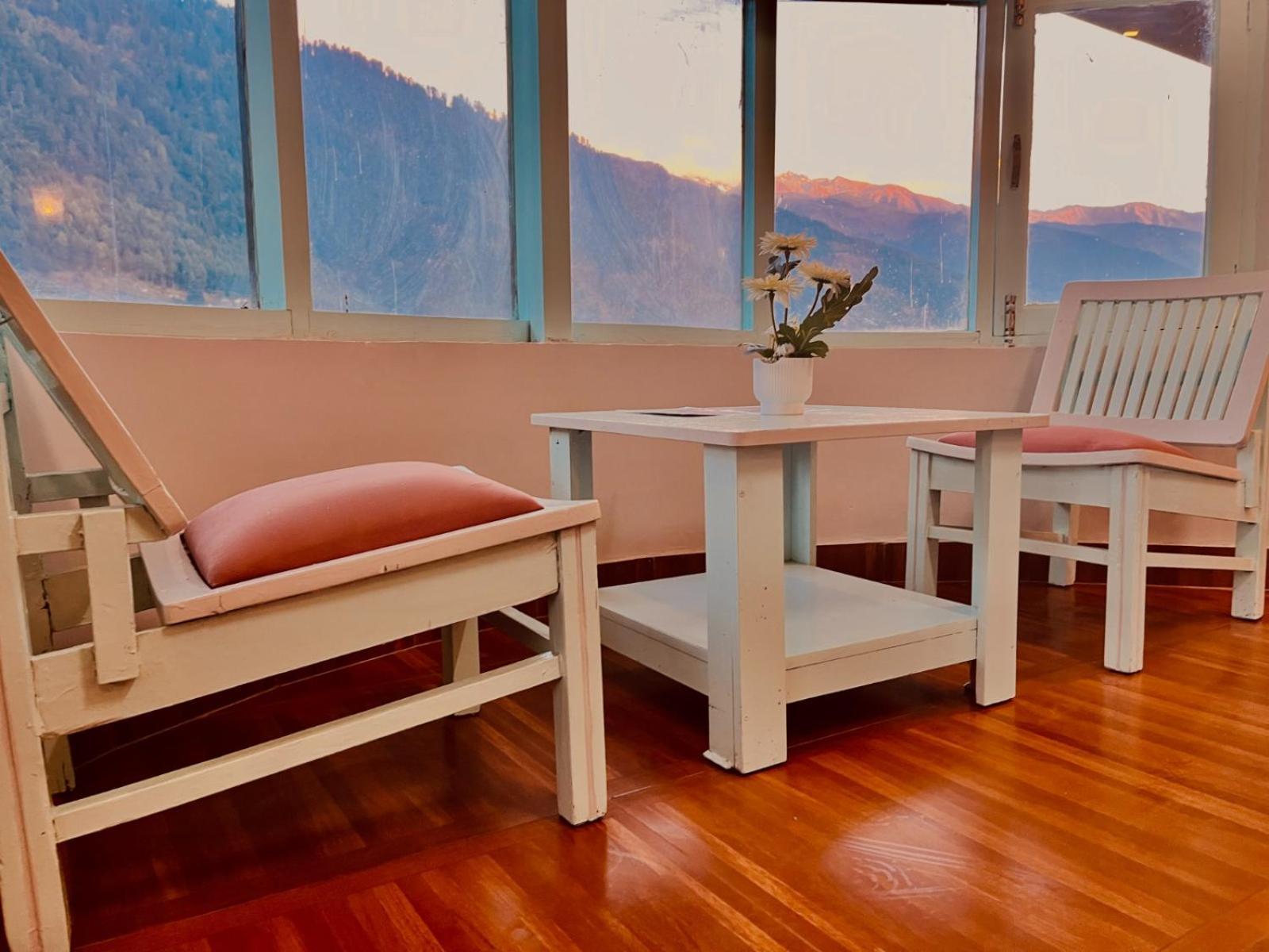 Hadimba Hill View By Hadimba Palace, Manali - Premium Room ! Family Hotel ! Parking ! Near Hadimba Temple Bagian luar foto