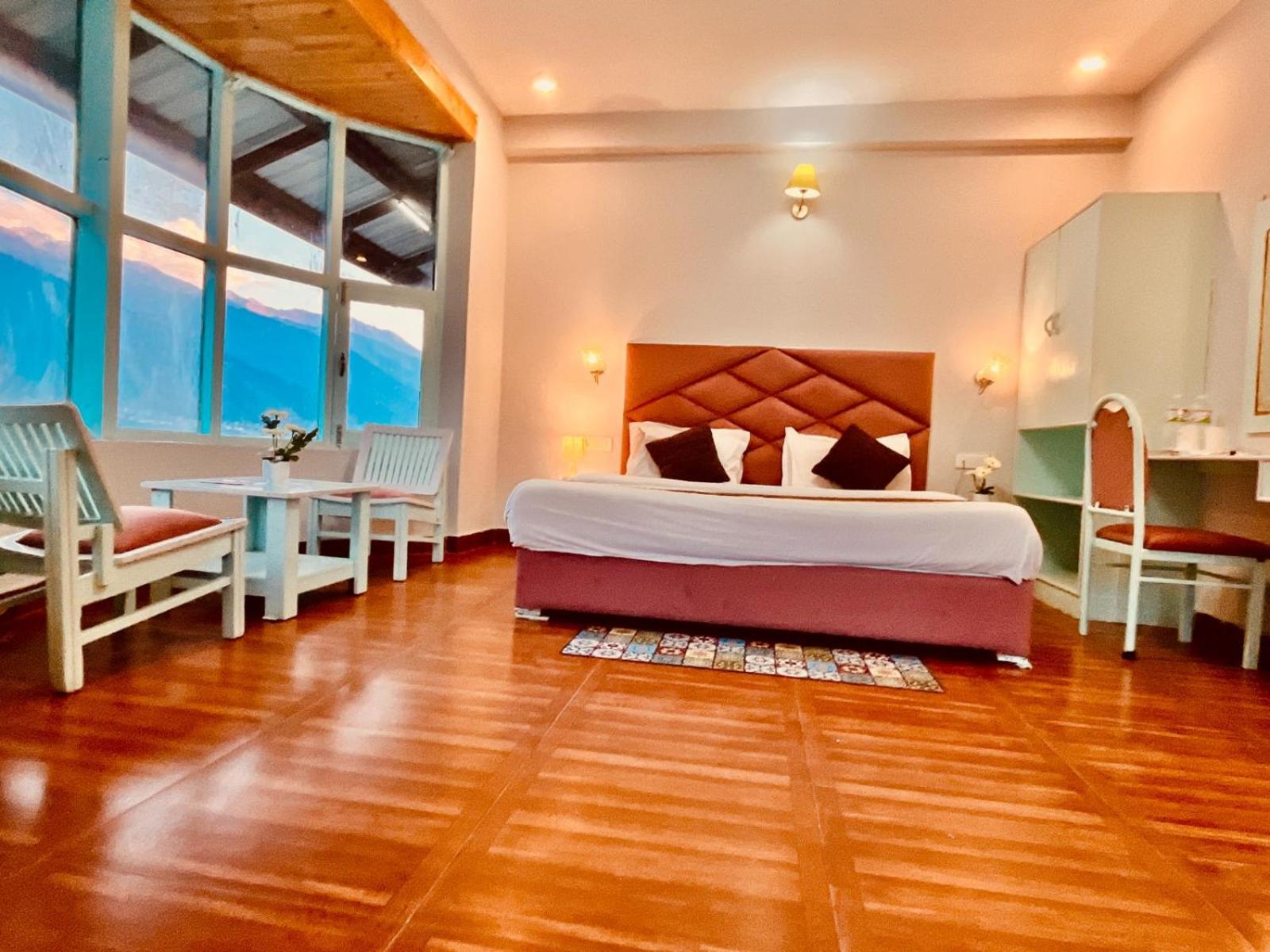 Hadimba Hill View By Hadimba Palace, Manali - Premium Room ! Family Hotel ! Parking ! Near Hadimba Temple Bagian luar foto
