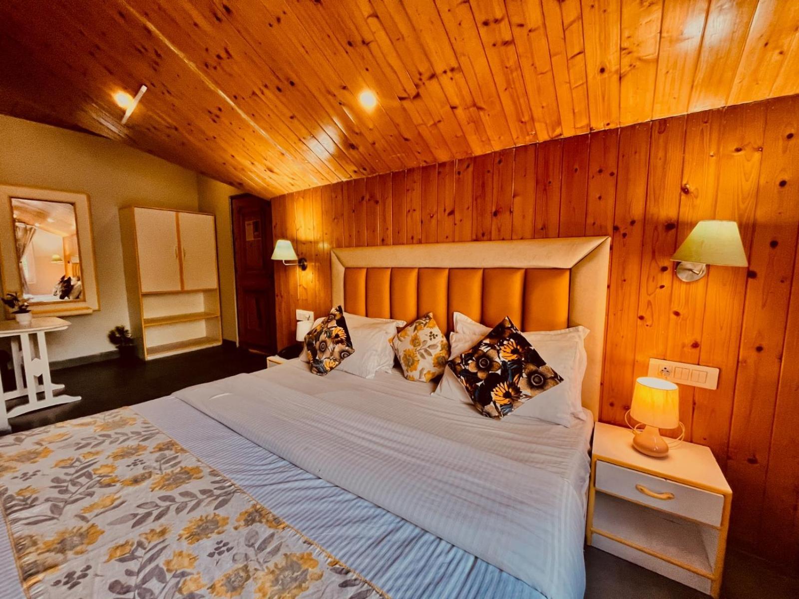 Hadimba Hill View By Hadimba Palace, Manali - Premium Room ! Family Hotel ! Parking ! Near Hadimba Temple Bagian luar foto
