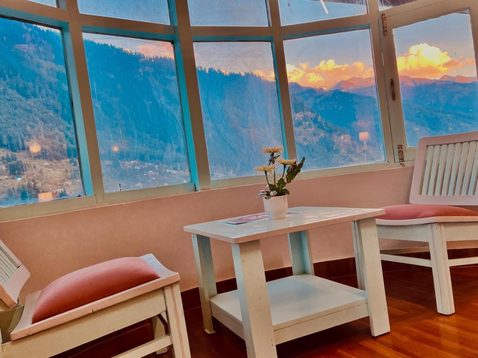Hadimba Hill View By Hadimba Palace, Manali - Premium Room ! Family Hotel ! Parking ! Near Hadimba Temple Bagian luar foto
